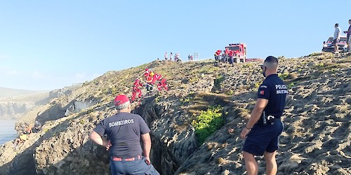 Mulher e criança resgatadas após serem arrastadas por agueiro na praia da Amoreira em Aljezur