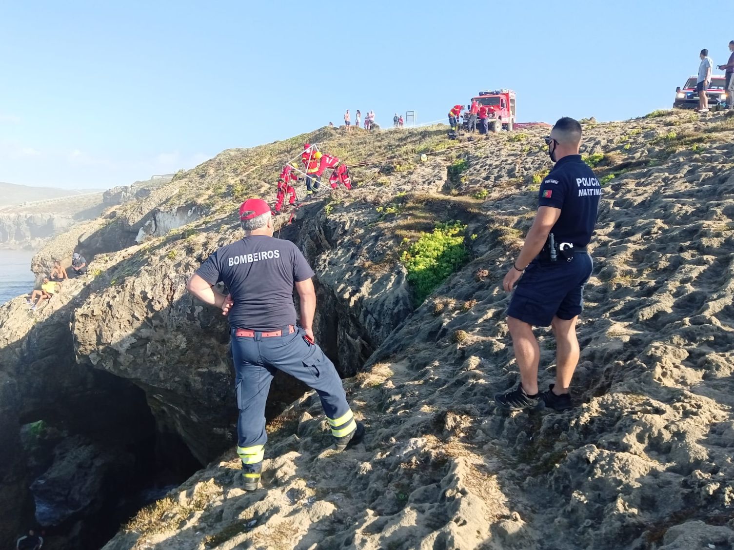 Mulher e criança resgatadas após serem arrastadas por agueiro na praia da Amoreira em Aljezur