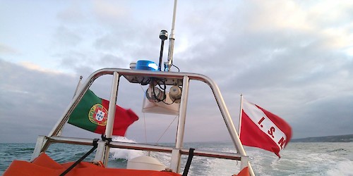 Tripulante de embarcação de pesca encontrado inconsciente a sul de Sagres