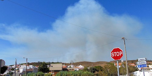 Incêndio em Bensafrim ainda com uma frente activa