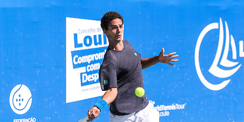 Pedro Araújo nos quartos de final de singulares do Loulé Open