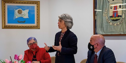 Ministra da Cultura visita Aljezur para consolidar projecto para o Rîbat de Aljezur