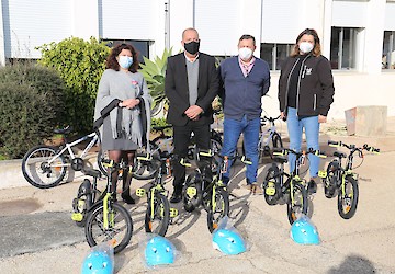 Agrupamento de Escolas de Vila do Bispo recebeu 9 bicicletas entregues pelo director regional do Algarve do IPDJ, Custódio Moreno