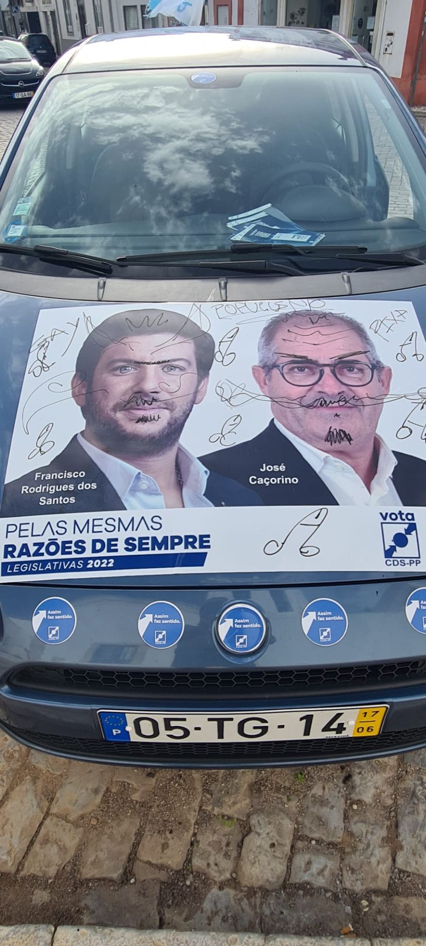 Vandalismo entra na campanha em Faro e o alvo foi o veículo de Campanha do CDS-PP