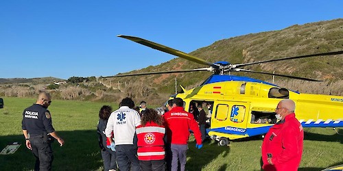 Auxiliado homem em dificuldades na praia das Furnas em Vila do Bispo