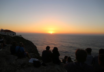 Desfrutar o pôr-do-sol no Cabo de São Vicente, em Sagres