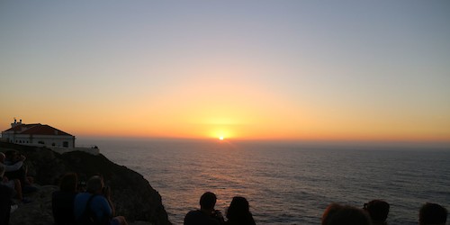 Desfrutar o pôr-do-sol no Cabo de São Vicente, em Sagres