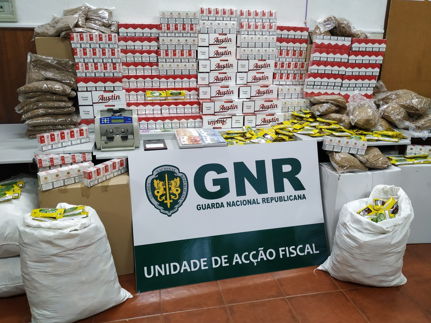 GNR: Operação “DARK SMOKE” - Apreensão de 115 000 cigarros por introdução irregular no consumo